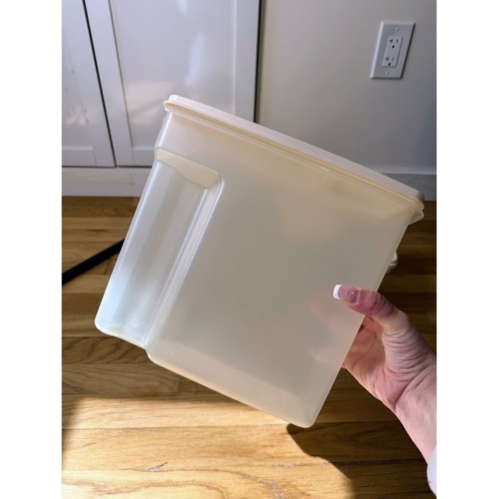 VTG RUBBERMAID SERVIN SAVERS - 21 - 13 - 4 CUP - CEREAL KEEPERS - ALMOND LIDS - Picture 3 of 14